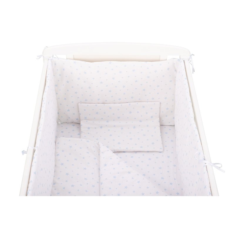 BabyNeeds - Lenjerie patut 5 piese, Cu doua protectii laterale, Pernuta, Plapumioara, Cearceaf, Din bumbac, Pentru patut 120x60 cm, Alb cu stelute albastru deschis