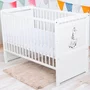 Patut din lemn bebe, Transformabil si pentru junior, 120x60 cm, Din lemn de pin si mdf, Stabil si rezistent, Inaltime saltea reglabila pe 3 nivele, Laterala cu 3 bete detasabile, EN716-1, EN716-2, Alb, Babyneeds, Nadia II, Girafa + Saltea 8 cm - 3