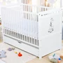 Patut din lemn bebe, Transformabil si pentru junior, 120x60 cm, Cu sertar cu capac, Din pin si mdf, Stabil si rezistent, Inaltime saltea reglabila pe 3 nivele, Laterala cu 3 bete detasabile, EN716-1, EN16-2, Alb, Babyneeds, Nadia II, Girafa - 2