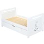 Babyneeds- Patut din lemn Nadia II Girafa transformabil pt bebe si junior, 120x60 cm, Cu sertar cu capac, Din lemn de pin si mdf, Stabil si rezistent, Inaltime saltea reglabila pe 3 nivele, Laterala cu 3 bete detasabile,EN716-1,EN716-2, Alb + Saltea 10 cm - 11