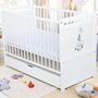 Patut din lemn bebe, Transformabil si pentru junior, 120x60 cm, Cu sertar cu capac, Din lemn de pin si mdf, Stabil si rezistent, Inaltime reglabila pe 3 nivele, Laterala cu 3 bete detasabile, EN716-1 EN716-2, Alb, Babyneeds, Nadia II, Girafa + Saltea 8 cm - 3