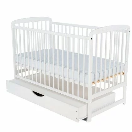 Patut din lemn bebe, 120x60 cm, Cu sertar cu capac, Din lemn de pin si mdf, Stabil si rezistent, Inaltime saltea reglabila pe 3 nivele, Laterala cu 3 bete detasabile, EN716-1, EN716-2, Alb, Babyneeds, Ola