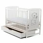 Patut din lemn bebe, 120x60 cm, Cu sertar cu capac, Din lemn de pin si mdf, Stabil si rezistent, Inaltime saltea reglabila pe 3 nivele, Laterala cu 3 bete detasabile, EN716-1, EN716-2, Alb, Babyneeds, Timmi + Saltea 10 cm - 5