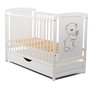 BabyNeeds - Patut din lemn Timmi 120x60 cm, Cu sertar cu capac, Din lemn de pin si mdf, Stabil si rezistent, Inaltime saltea reglabila pe 3 nivele, Laterala cu 3 bete detasabile, EN716-1, EN716-2, Alb + Saltea 12 cm - 8