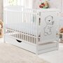 Patut din lemn bebe, 120x60 cm, Cu sertar cu capac, Din lemn de pin si mdf, Stabil si rezistent, Inaltime saltea reglabila pe 3 nivele, Laterala cu 3 bete detasabile, EN716-1, EN716-2, Alb, Babyneeds, Timmi + Saltea 8 cm - 3