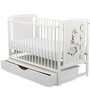 BabyNeeds - Patut din lemn Timmi Girafa 120x60 cm, Cu sertar cu capac, Din lemn de pin si mdf, Stabil si rezistent, Inaltime saltea reglabila pe 3 nivele, Laterala cu 3 bete detasabile, EN716-1, EN716-2, Alb - 7