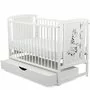 Patut din lemn bebe, 120x60 cm, Cu sertar cu capac, Din lemn de pin si mdf, Stabil si rezistent, Inaltime saltea reglabila pe 3 nivele, Laterala cu 3 bete detasabile, EN716-1, EN716-2, Alb, Babyneeds, Timmi Girafa + Saltea 10 cm - 7