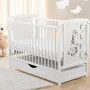 Patut din lemn bebe, 120x60 cm, Cu sertar cu capac, Din lemn de pin si mdf, Stabil si rezistent, Inaltime saltea reglabila pe 3 nivele, Laterala cu 3 bete detasabile, EN716-1, EN716-2, Alb, Babyneeds, Timmi Girafa + Saltea 12 cm - 3