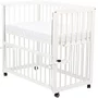 Patut co-sleeper, Qmini, Dalia, Multifunctional, 90x50 cm, Din lemn de pin, Reglabil pe orice treapta de inaltime la patul parintilor, Sistem de ancorare si roti cu frana incluse, Alb + Saltea 8 cm - 6