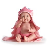 Bebelus fetita cu prosop de baie cu gluga
