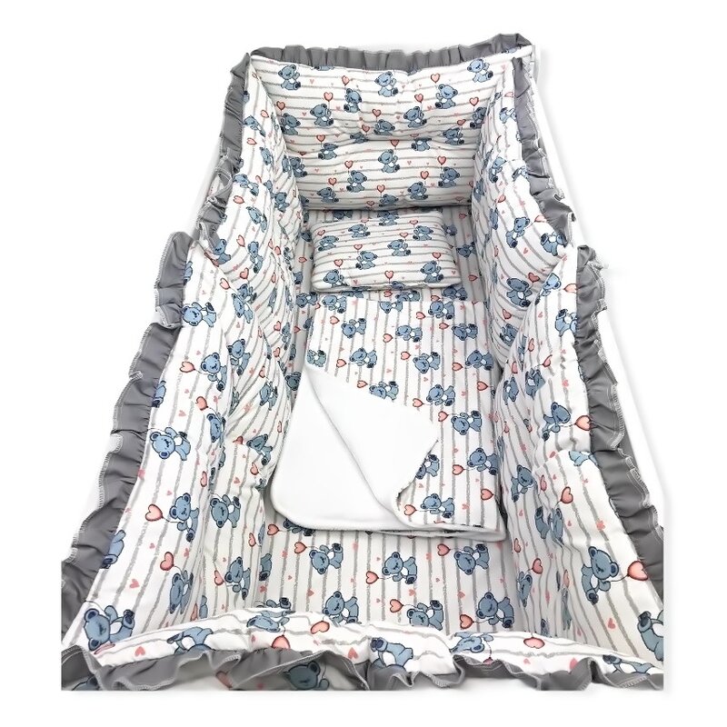 Lenjerie cu 6 aparatori pufoase si paturica pat 140x70 cm Deseda Ursi cu inimioare albastru