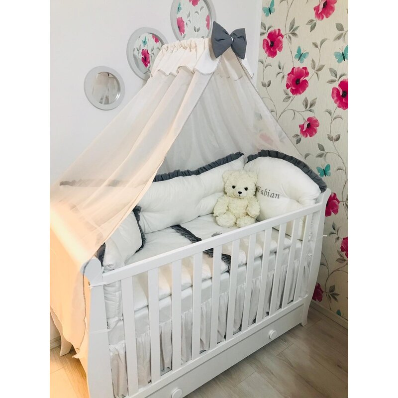 Deseda - lenjerie personalizata cu aparatori super groase baldachin si suport pat 120x60 cm alba cu volanas gri