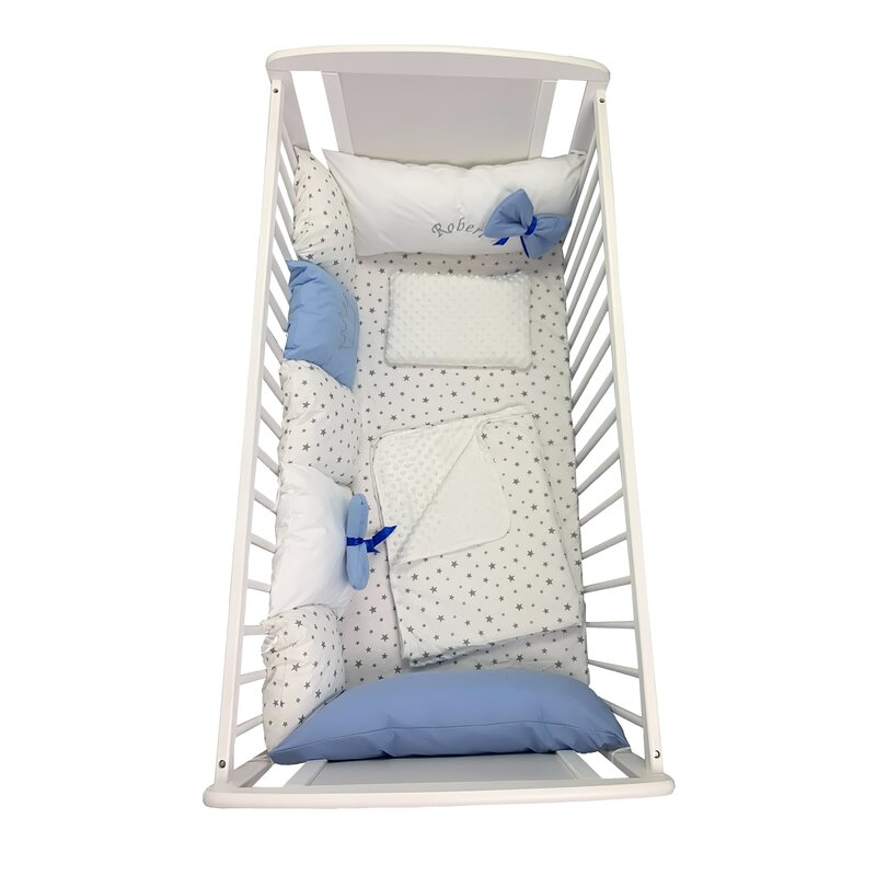 Deseda - lenjerie personalizata pat 120x60 cm cu aparatori din 7 pernute pufoase perna paturica si cearsaf cu volan albastru - stelute albastre pe alb
