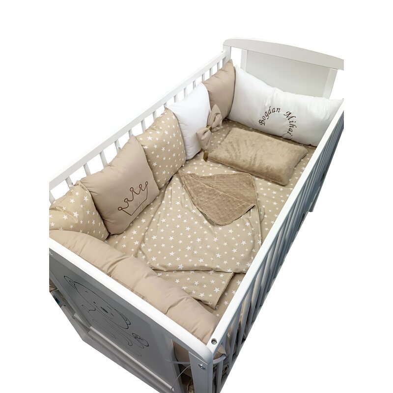 Deseda - lenjerie personalizata pat 120x60 cm cu aparatori din 7 pernute pufoase perna paturica si cearsaf cu volan bej - stelute pe bej