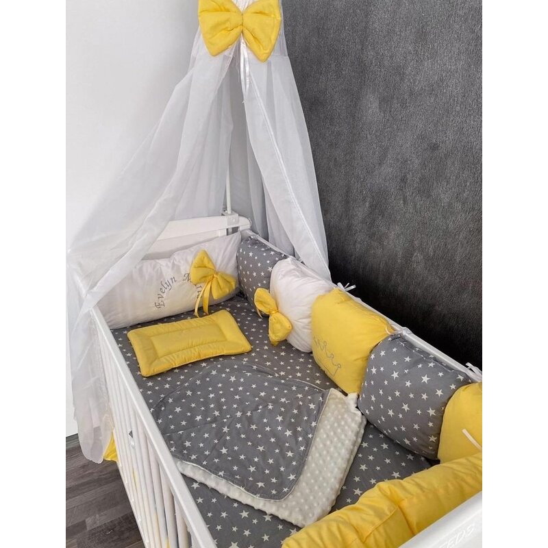 Deseda - lenjerie personalizata pat 120x60 cm cu aparatori din 7 pernute pufoase perna paturica si cearsaf cu volan galben - stelute pe gri