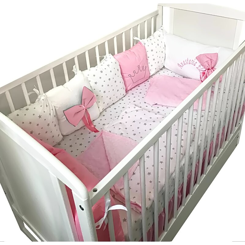 Deseda - lenjerie personalizata pat 120x60 cm cu aparatori din 7 pernute pufoase perna paturica si cearsaf cu volan roz - stelute gri pe alb