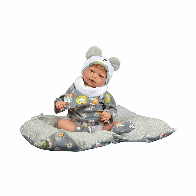 Guca - papusa reborn, baietelul santi cu par saten si hainute colorate gri, 46 cm,
