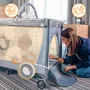 Patut pliant, Lionelo, Flower, Cu doua nivele, Cu arcada, Geanta transport, Masuta de infasat, Bara cu jucarii, Fereastra laterala, 120x60 cm, Conform cu standardele europeane de securitate EN 716 si EN12221, Cappuccino - 45