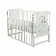 Patut din lemn bebe, 120x60 cm, Cu laterala culisanta, Din lemn de pin si mdf, Stabil si rezistent, Inaltime saltea reglabila pe 3 nivele, Laterala cu 3 bete detasabile, EN716-1, EN716-2, Alb, Babyneeds, Timmi