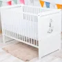 Patut din lemn bebe, Transformabil si pentru junior, 120x60 cm, Din lemn de pin si mdf, Stabil si rezistent, Inaltime saltea reglabila pe 3 nivele, Laterala cu 3 bete detasabile, EN716-1, EN716-2, Alb, Babyneeds, Nadia II, Girafa + Saltea 10 cm - 3