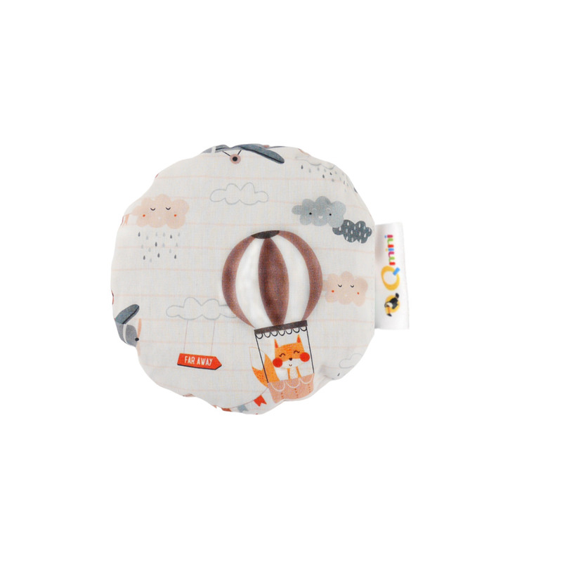 Qmini - pernuta anticolici umpluta cu samburi de cirese, cu husa din bumbac, diametru 14 cm, adventure