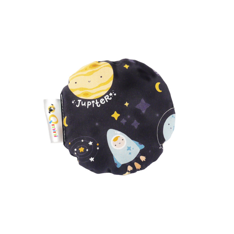 Qmini - pernuta anticolici umpluta cu samburi de cirese, cu husa din bumbac, diametru 14 cm, milky way