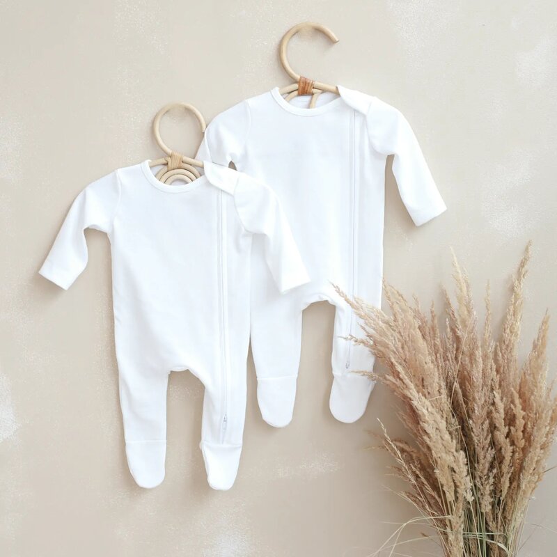 Babyly - salopeta bebelusi cu maneca lunga si botosei, inchidere cu fermoar, marimea 62, alb, set de 2 bucati