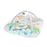 Salteluta interactiva, Lionelo, Anika, 8 jucarii senzoriale, detasabile, fosnaitoare, logopedice, Lavabila la masina, Husa din bambus, 116x112 cm, Multicolor