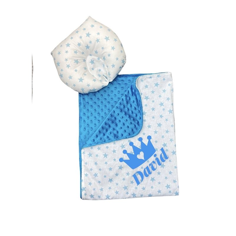 Set 2 piese personalizata paturica dubla de iarna 90x70 cm cu perna formare cap deseda minky albastru - steluțe albastre pe alb