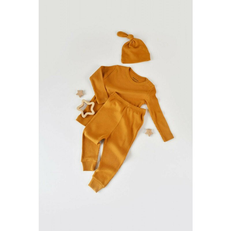 Babycosy - set 3 piese: bluzita cu maneca lunga, panataloni lungi si caciulita din bumbac organic si modal - mustar (marime: 6-9 luni)