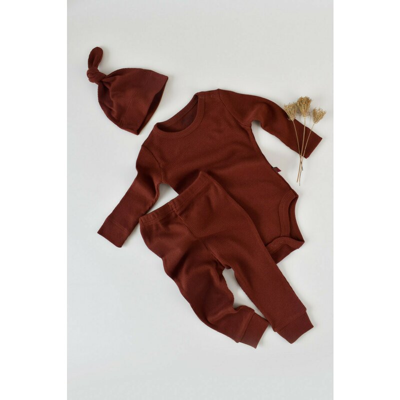 Babycosy - Set 3 piese: body cu maneca lunga, panataloni lungi si caciulita din bumbac organic si modal - Caramiziu, Baby Cosy (Marime: 6-9 luni)