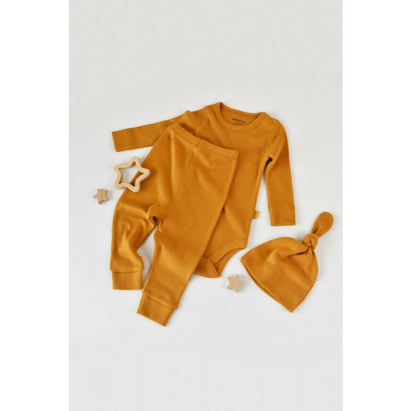 Babycosy - Set 3 piese: body cu maneca lunga, panataloni lungi si caciulita din bumbac organic si modal - Mustar, Baby Cosy (Marime: 18-24 Luni)