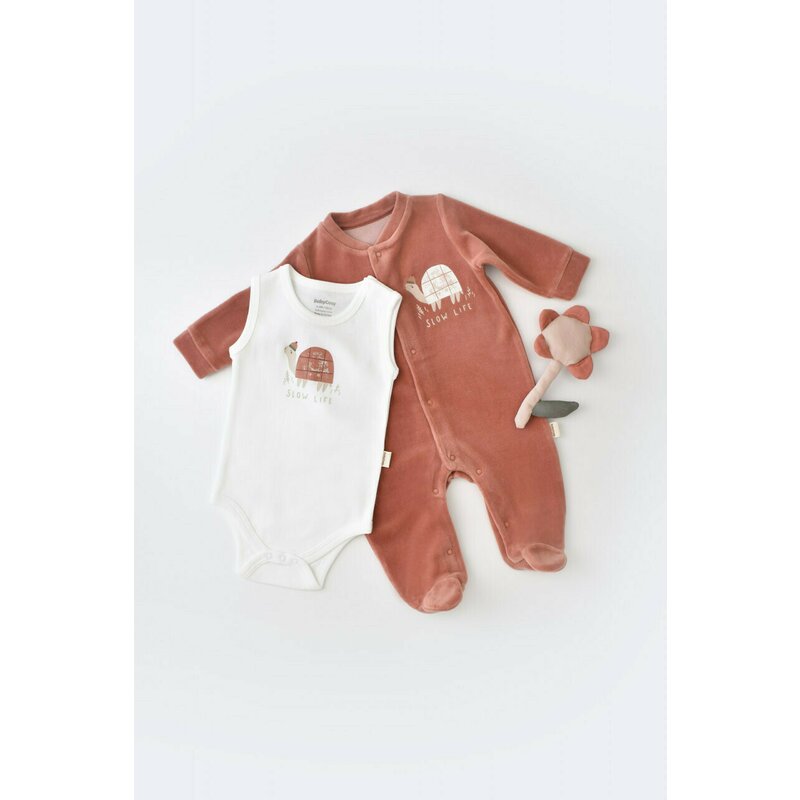 Babycosy - Set Broscuta cu salopeta si body din 80%bumbac organic si 20% poliester - Caramiziu, Baby Cosy (Marime: 3-6 Luni)