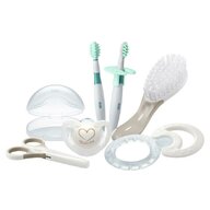 Set pentru nou-nascut, Nuk, Include cutie depozitare suzeta, suzeta, perie de par, forfectuta pentru unghii, jucarie de dentitie si 2 periute de dinti si masaj,