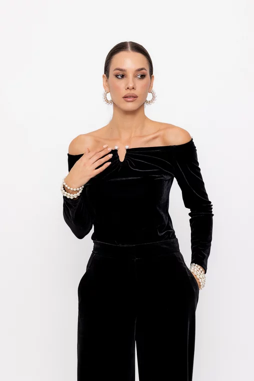Bluză Caramel elegantă catifea neagră cu accesoriu perlă  B4542 thumbnail picture - 