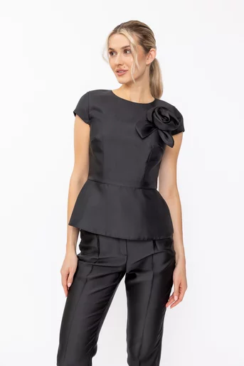 Bluză Caramel elegantă cu basc neagră B4636