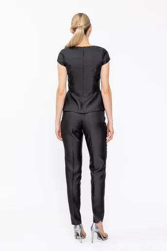 Bluză Caramel elegantă cu basc neagră B4636