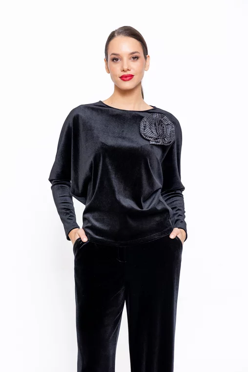 Bluză Caramel  lejeră din catifea cu floare decorativă neagră B4547 thumbnail picture - 