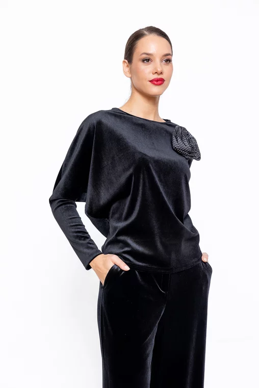 Bluză Caramel  lejeră din catifea cu floare decorativă neagră B4547 thumbnail picture - 