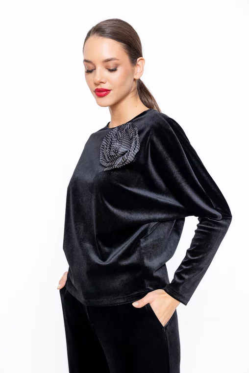 Bluză Caramel  lejeră din catifea cu floare decorativă neagră B4547 thumbnail picture - 