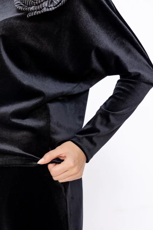 Bluză Caramel  lejeră din catifea cu floare decorativă neagră B4547 thumbnail picture - 