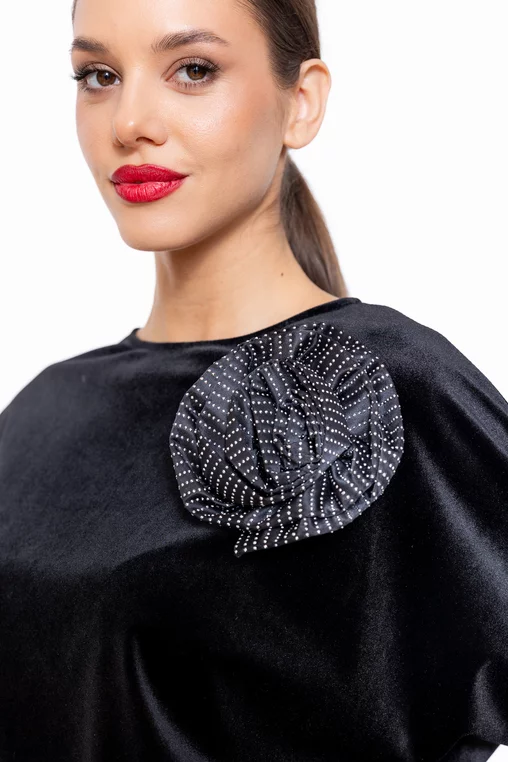 Bluză Caramel  lejeră din catifea cu floare decorativă neagră B4547 thumbnail picture - 