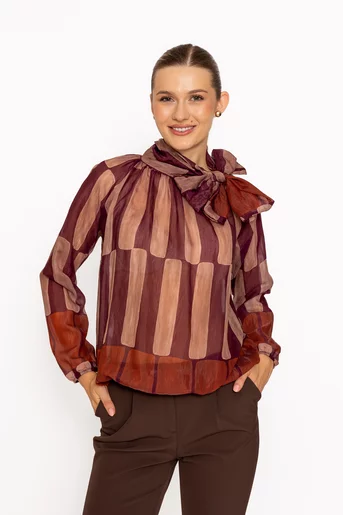 Bluză elegantă cu fundă și imprimeu abstract burgundy BLM60805