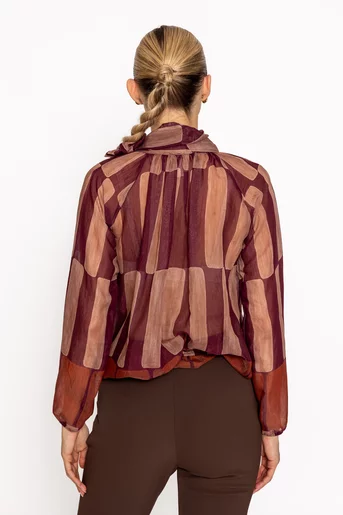 Bluză elegantă cu fundă și imprimeu abstract burgundy BLM60805