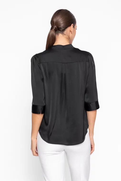 Bluză lejeră din satin cu decolteu în v neagră BBD60202 thumbnail picture - 