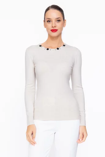 Bluză tricotată cu decolteu decorat cu perle bej BDM1101