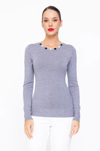 Bluză tricotată cu decolteu decorat cu perle gri BDM1101