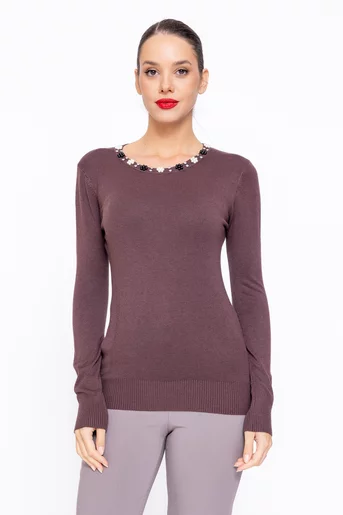 Bluză tricotată cu decolteu decorat cu perle maro BDM1101