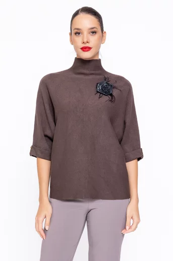 Bluză tricotată cu nasturi si floare decorativă maro BDM1107