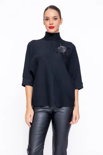 Bluză tricotată cu nasturi si floare decorativă neagră BDM1107